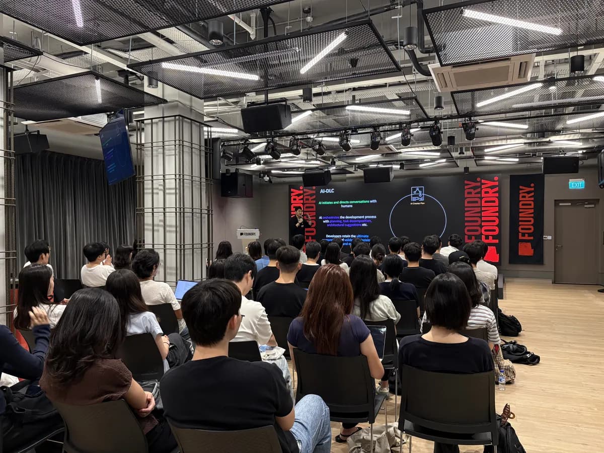 Day 1 파운드리 홀을 가득 채우고 무대의 AWS 세션을 듣는 참가자들